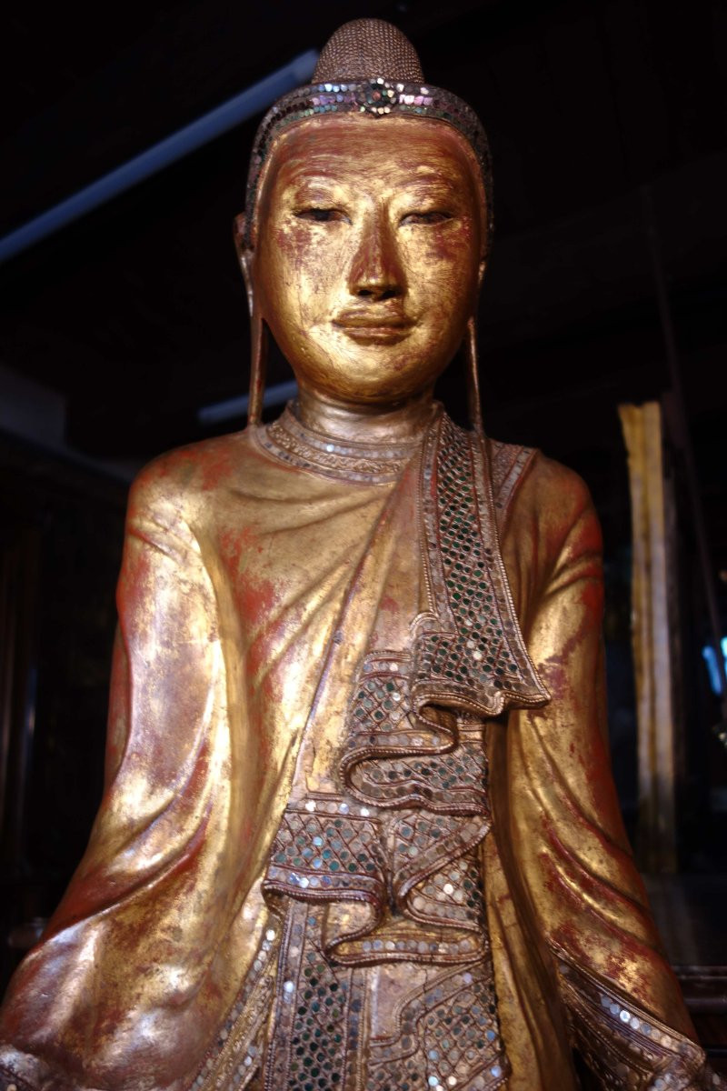 Grand Bouddha Birman en bois sculpté doré-photo-1