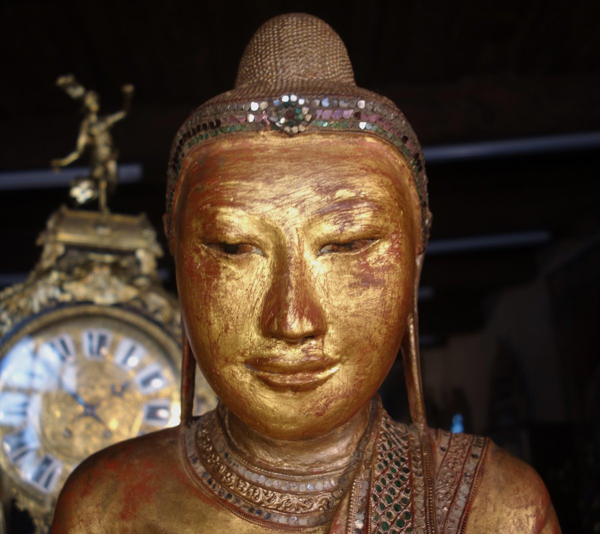 Grand Bouddha Birman en bois sculpté doré-photo-3