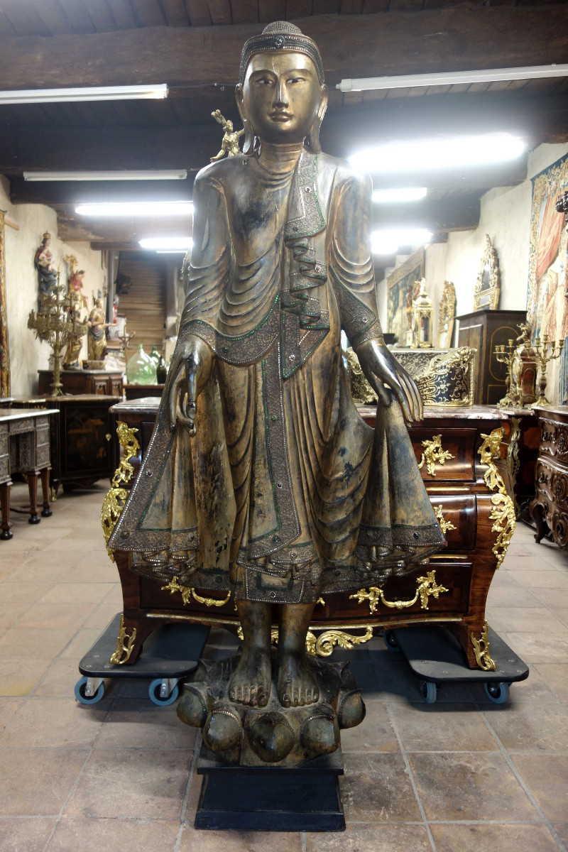 Important Bouddha Mandalay en bois sculpté, deux mètres environ