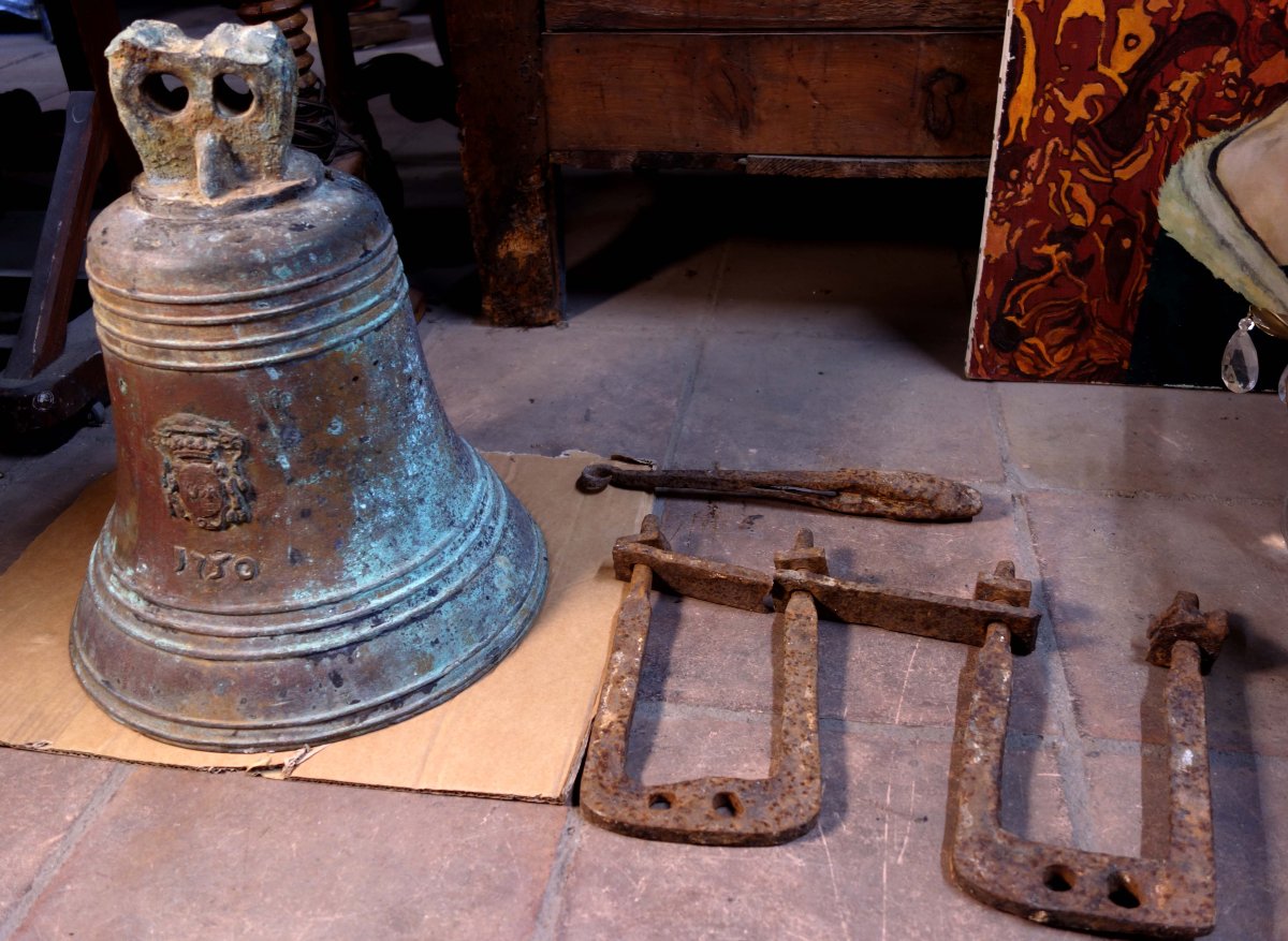 Cloche en bronze aux armoiries marquisales, datée 1750-photo-2