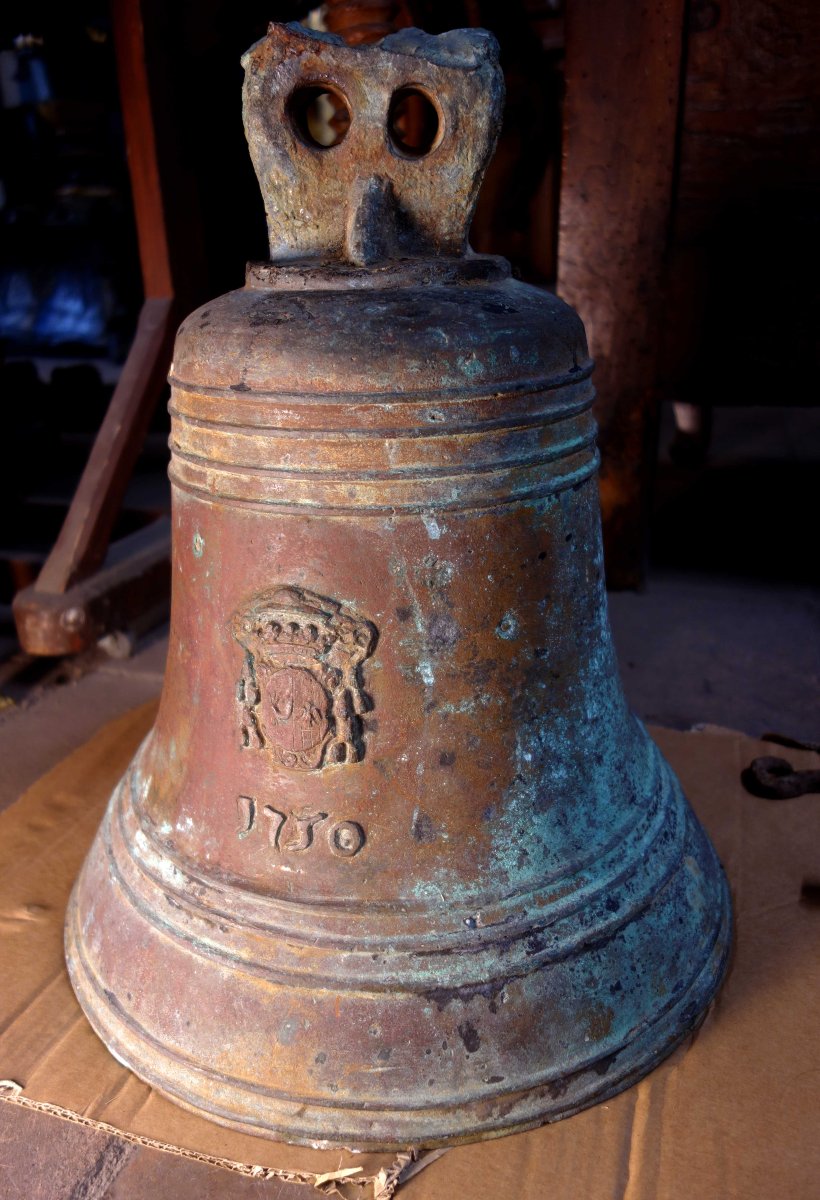 Cloche en bronze aux armoiries marquisales, datée 1750
