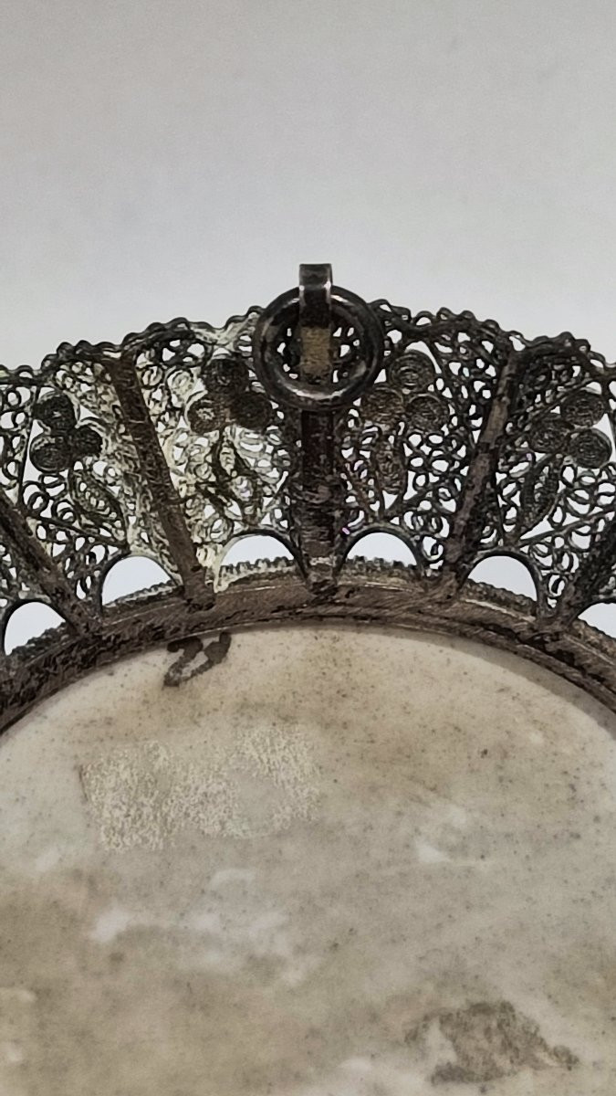 Plaque en porcelaine peinte avec cadre en filigrane d'argent-photo-1