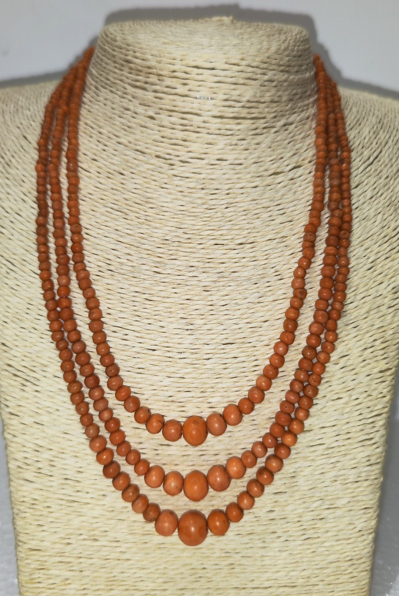 Collier à trois rangs de corail Sciacca, datant de la fin du XIXe siècle.
