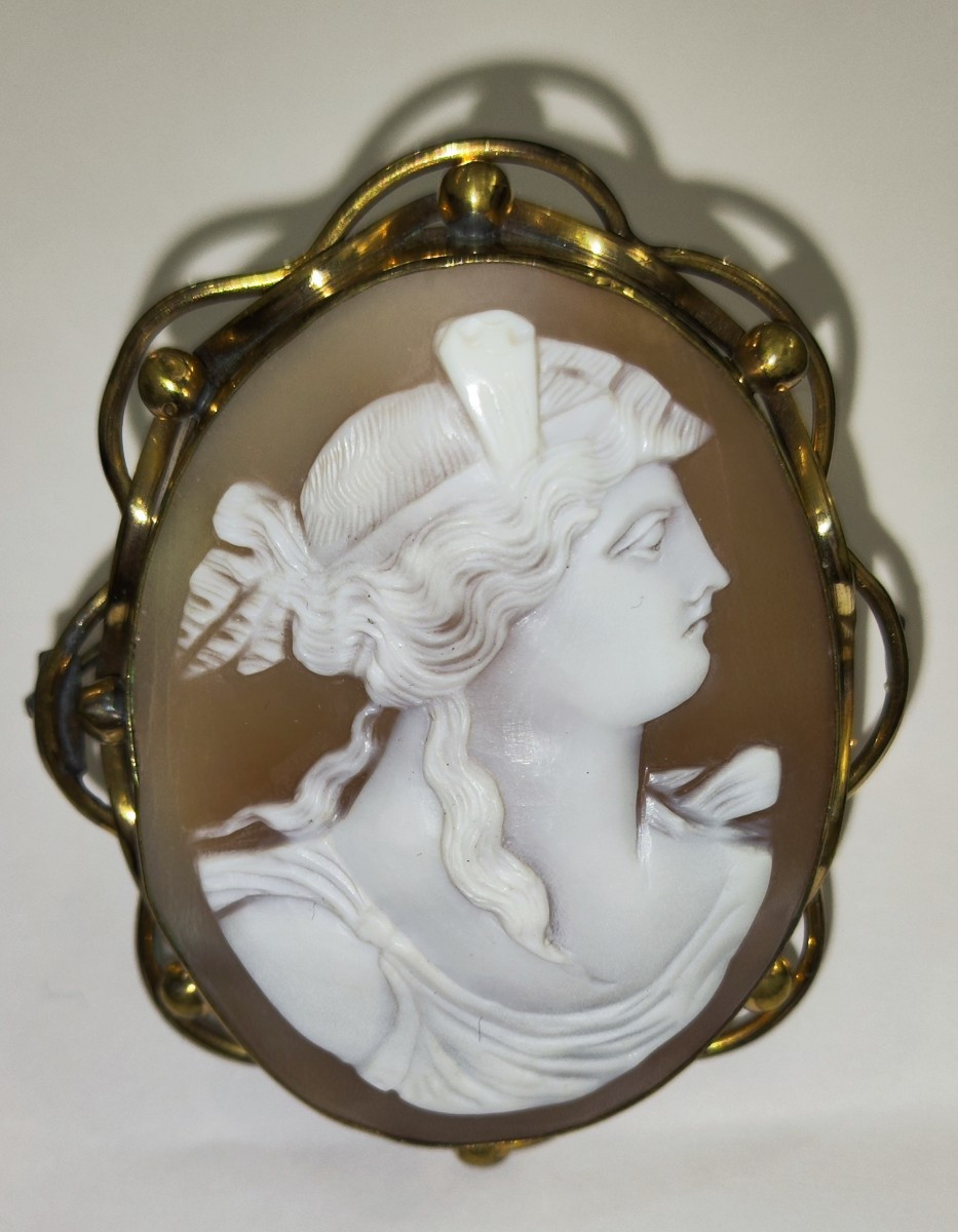 Large Victorian Cameo And Pinchbeck Pendant Brooch