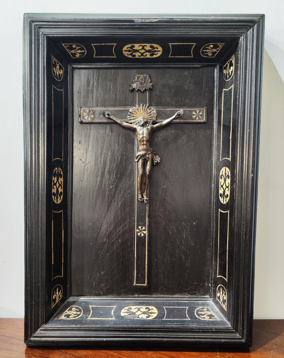 Christ en bronze dans un cadre en bois du XVIIe siècle