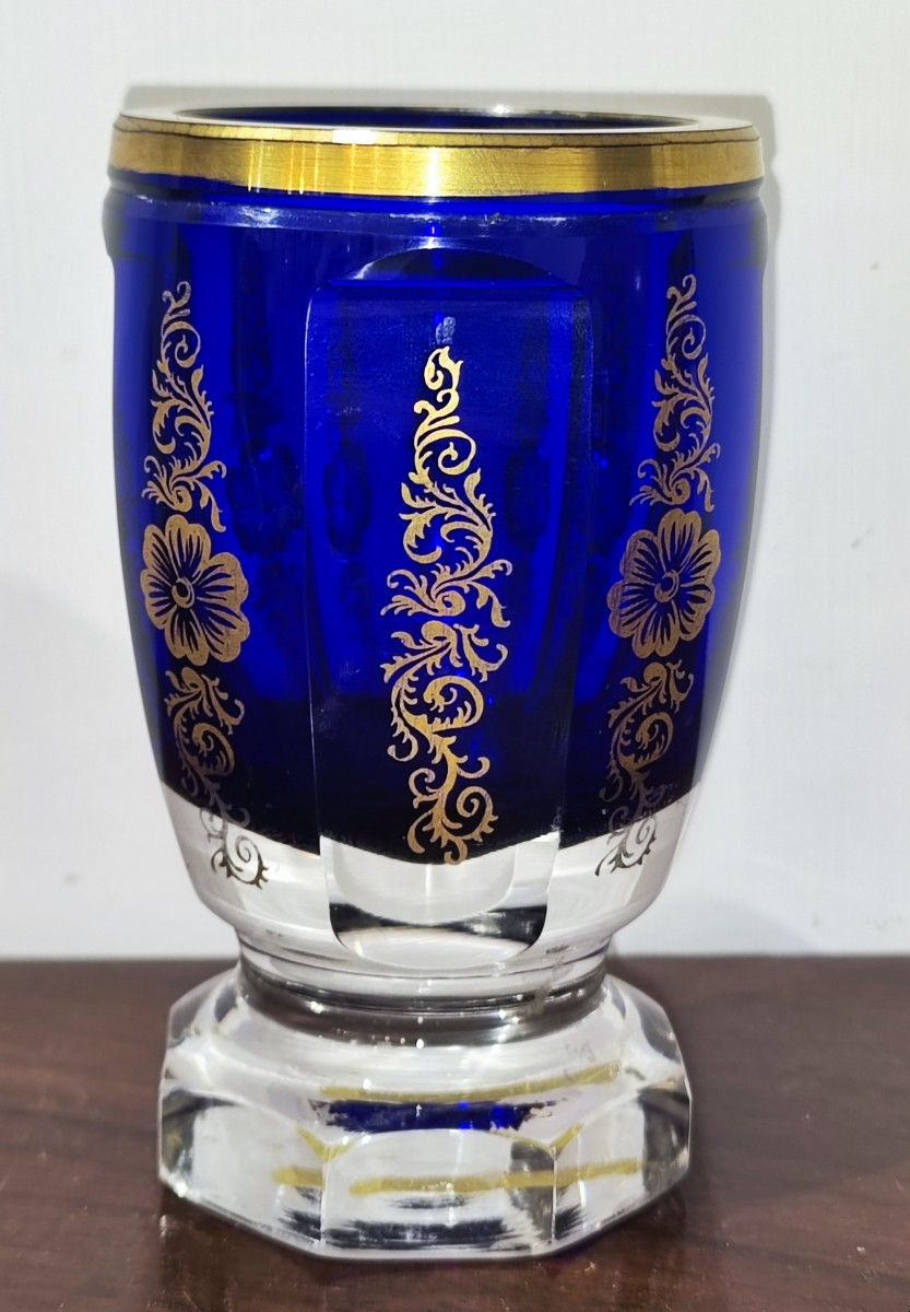 Verre Biedermeier en cristal bleu et or
