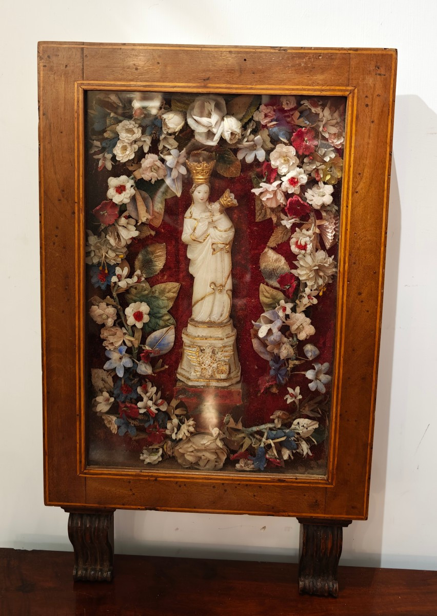Antique Display Case With An Alabaster Madonna Of Trapani And Silk Flowers - 19th Century