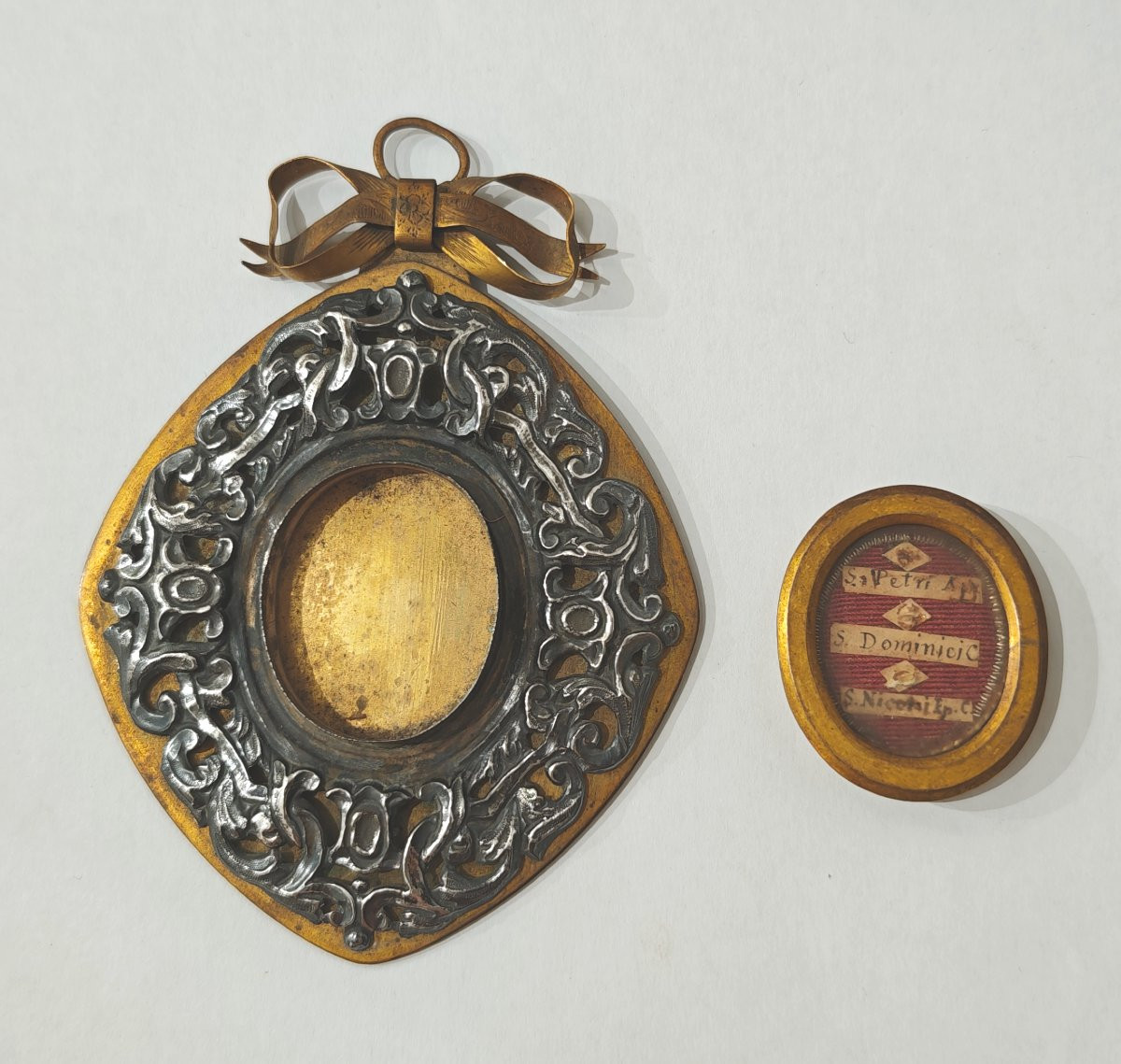 Reliquaire ovale ancien en bronze doré et argent, États pontificaux, Rome, XIXe siècle-photo-1