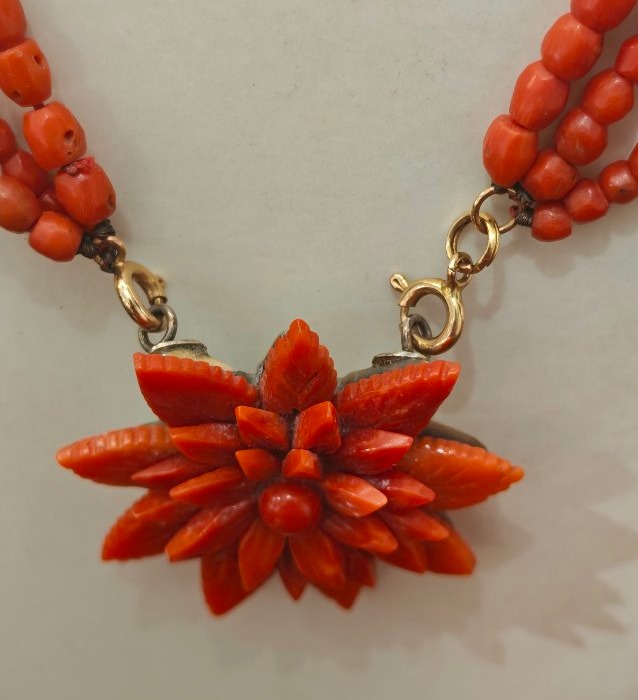 Collier à trois rangs en corail méditerranéen et or 18 carats-photo-3