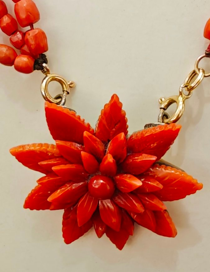 Collier à trois rangs en corail méditerranéen et or 18 carats-photo-1