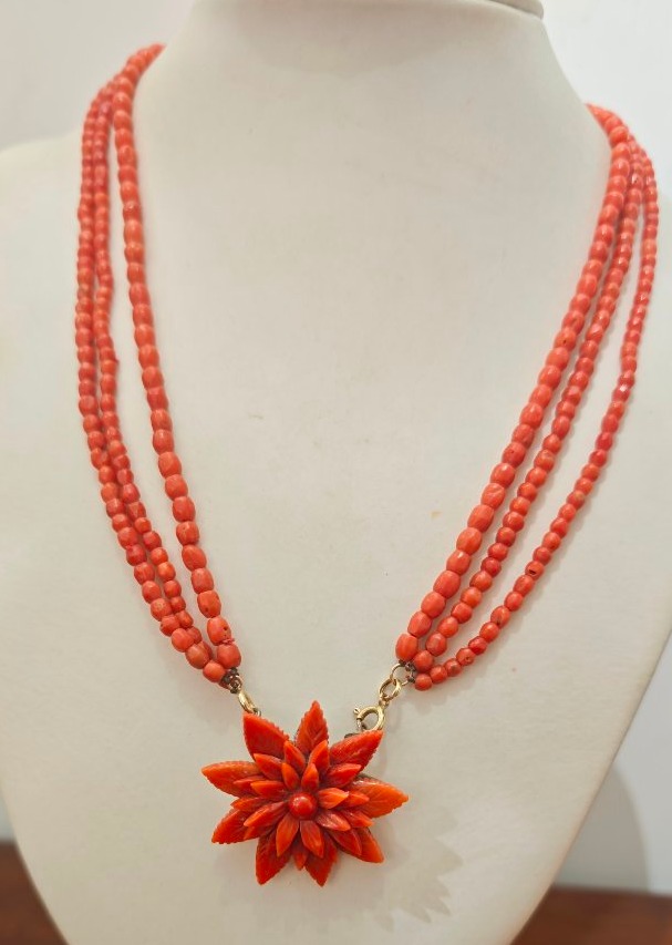 Collier à trois rangs en corail méditerranéen et or 18 carats