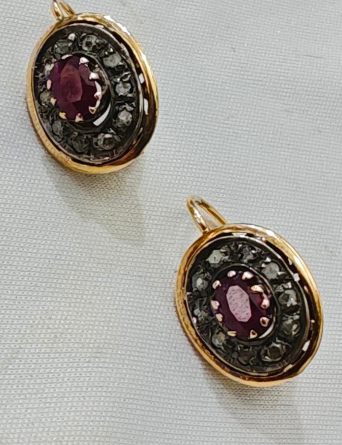Boucles d'oreilles vintage en or 18 carats, rubis et diamants en forme de rose.-photo-2