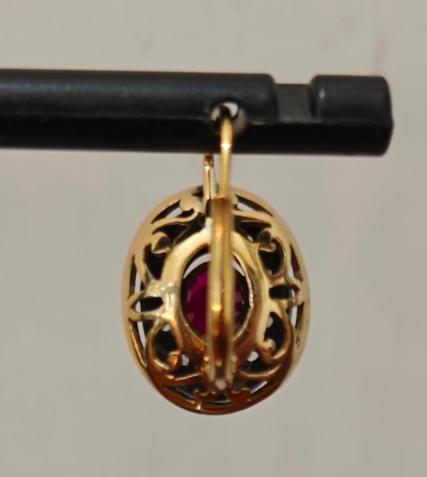 Boucles d'oreilles vintage en or 18 carats, rubis et diamants en forme de rose.-photo-3