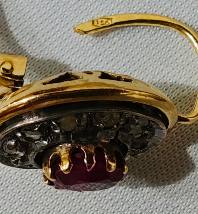 Boucles d'oreilles vintage en or 18 carats, rubis et diamants en forme de rose.-photo-1
