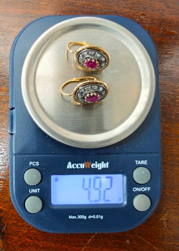 Boucles d'oreilles vintage en or 18 carats, rubis et diamants en forme de rose.-photo-2