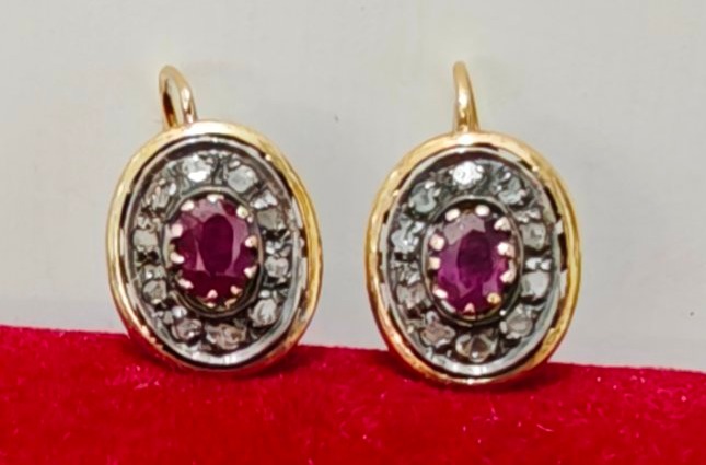 Boucles d'oreilles vintage en or 18 carats, rubis et diamants en forme de rose.