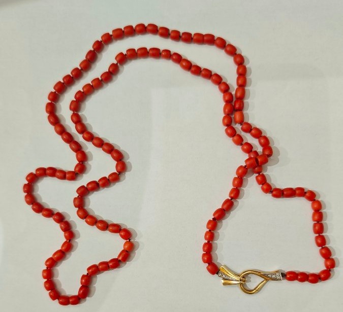 A Significant 19th-century Mediterranean Coral Necklace With An 18-karat Gold Clasp Set With Diamonds -photo-3