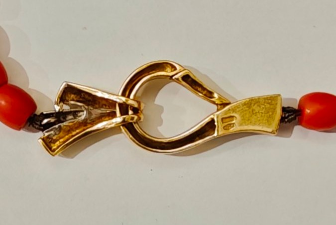 A Significant 19th-century Mediterranean Coral Necklace With An 18-karat Gold Clasp Set With Diamonds -photo-1
