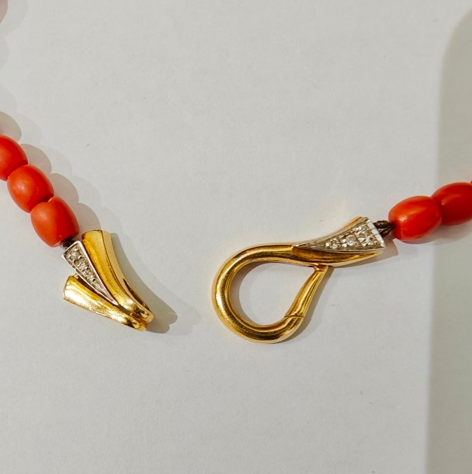 A Significant 19th-century Mediterranean Coral Necklace With An 18-karat Gold Clasp Set With Diamonds -photo-3