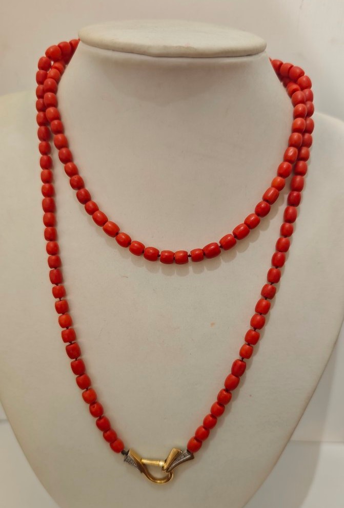 A Significant 19th-century Mediterranean Coral Necklace With An 18-karat Gold Clasp Set With Diamonds 