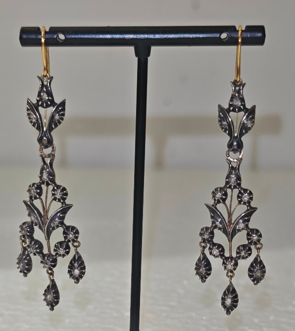 Boucles d'oreilles pendantes chandelier en or et diamants