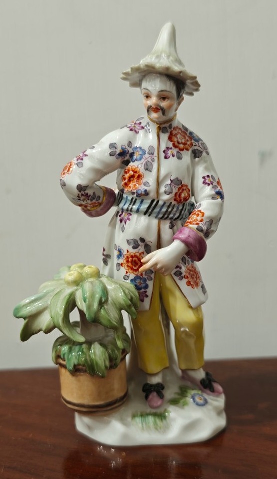 Figurine en porcelaine de Meissen « Homme japonais au vase »