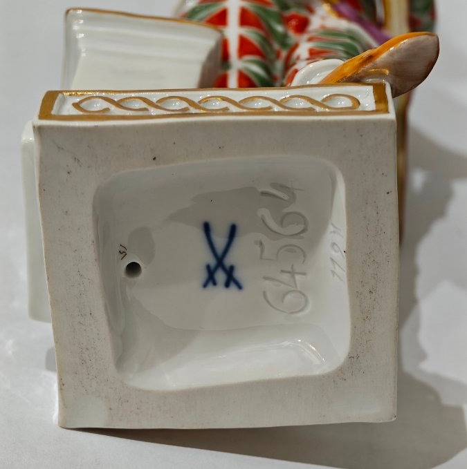 Meissen Painted Porcelain Statuette Of Harlequin With A Mask -photo-2