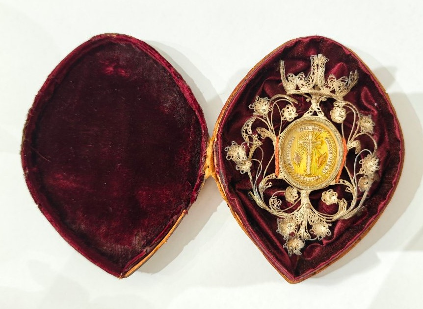 18th-century Silver Filigree Reliquary With Its Original Case 