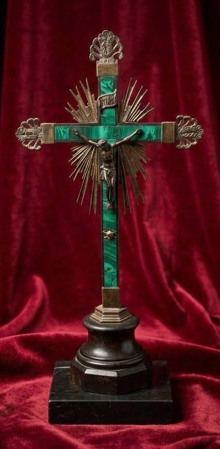 Raffiné crucifix de table en malachite et argent