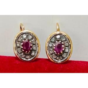 Boucles d'oreilles vintage en or 18 carats, rubis et diamants en forme de rose.
