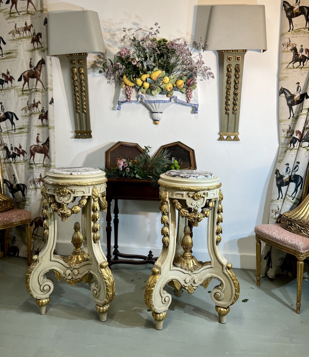 Paire de sellettes en bois sculpté 