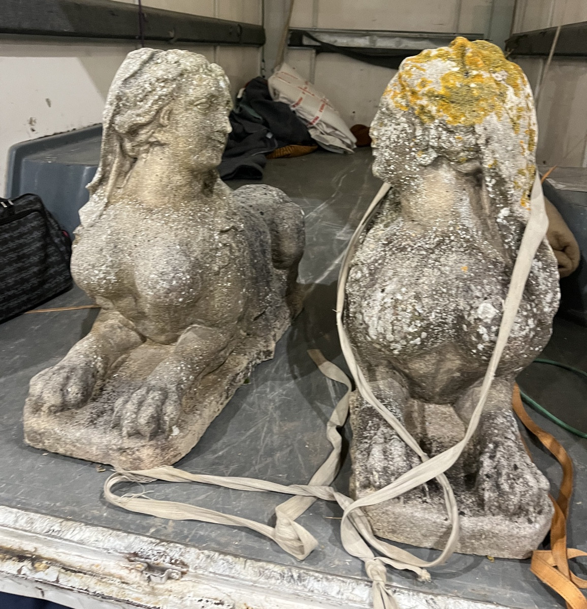 Paire de sphinges en pierre