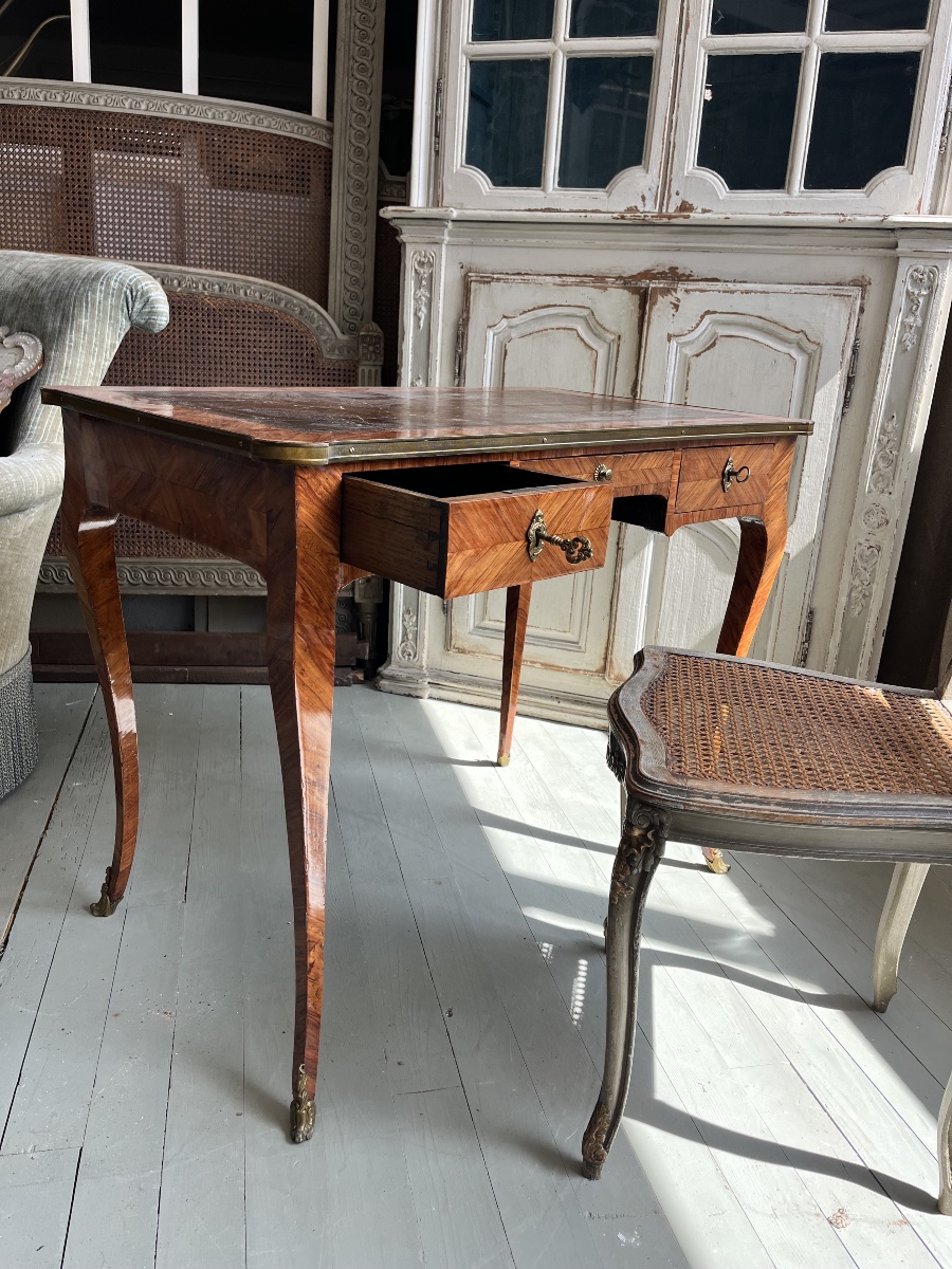 Pretty Desk -photo-1