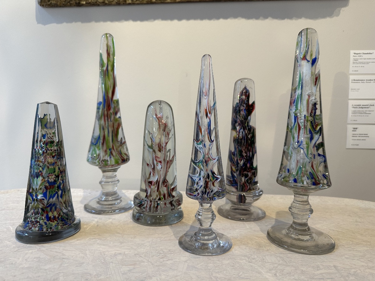 Collection presse papiers, sulfures, porte perruque…