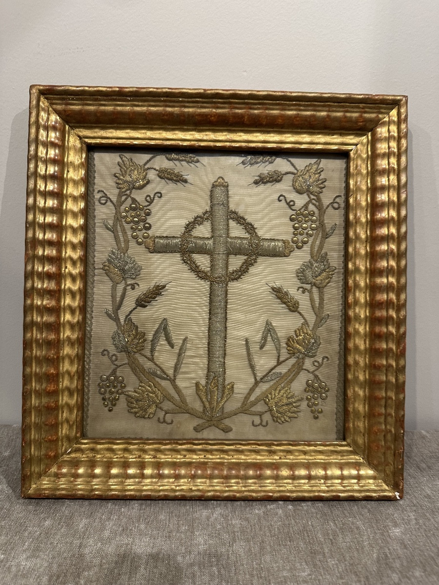 Cadre en bois doré avec broderie religieus 