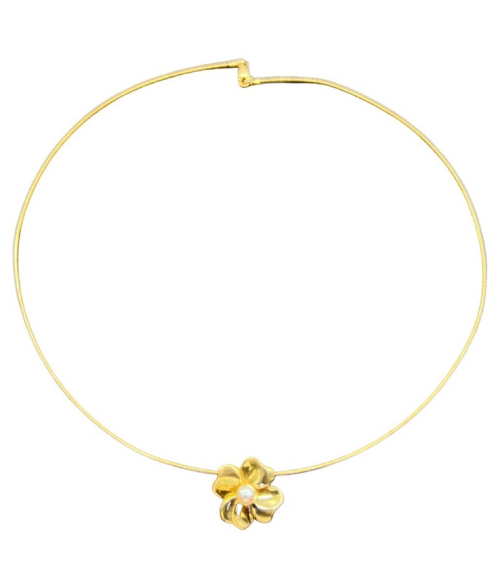 Collier Oméga à Maille Semi-rigide Avec Pendentif Fleur Et Perle De Culture 