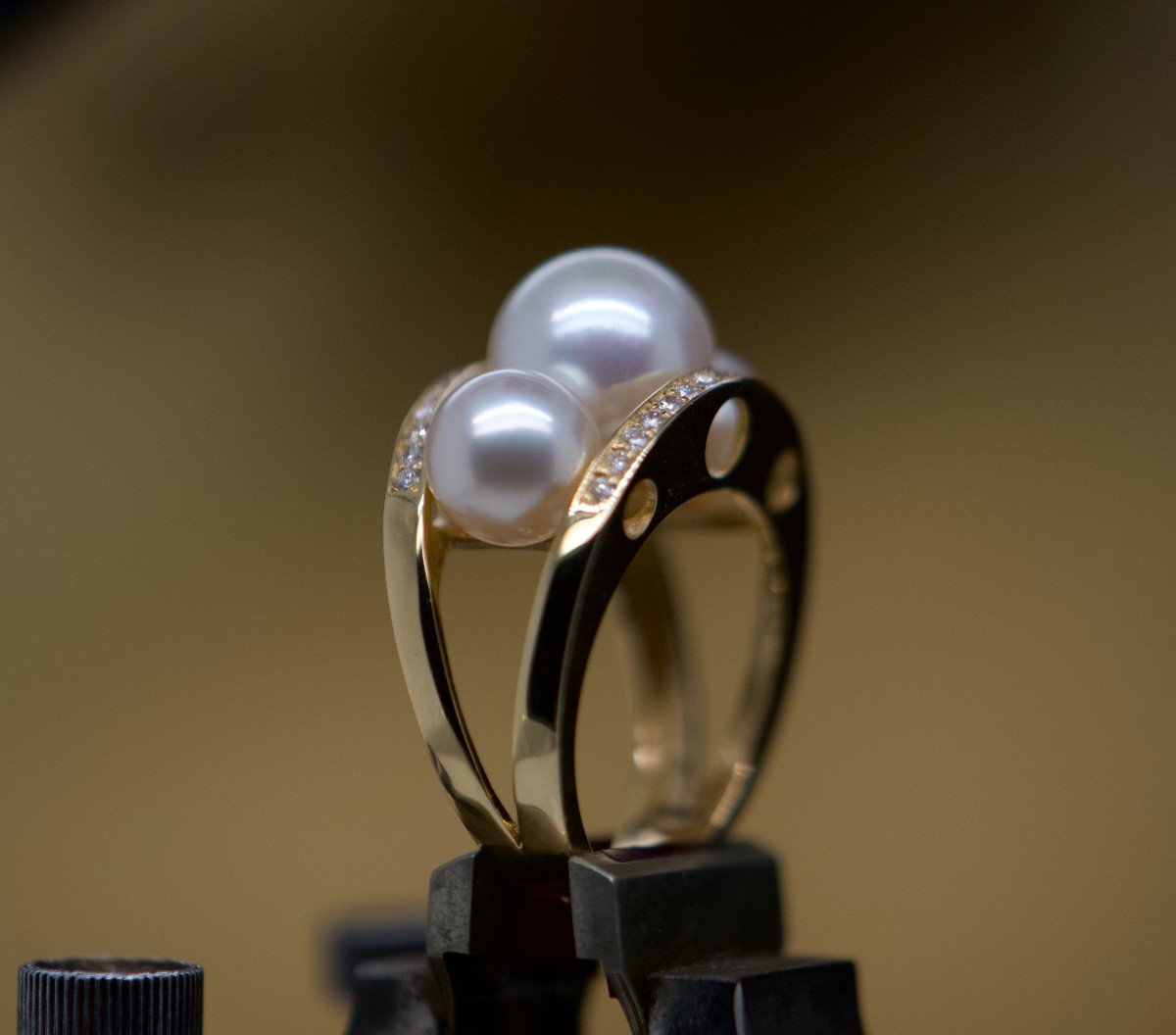 18 Ct Gold Ring Adorned With Pearls And 0.300 Ct Diamonds-photo-3