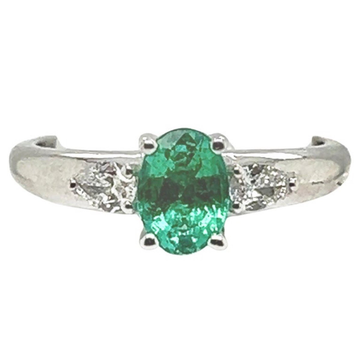 18k White Gold Ring With 0.81 Carat Emerald And 0.22 Carat Diamonds