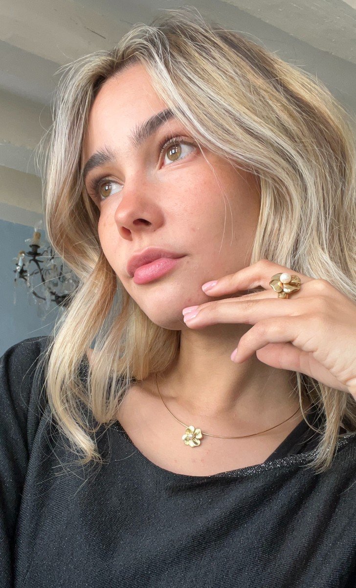 Collier Oméga à Maille Semi-rigide Avec Pendentif Fleur Et Perle De Culture-photo-2
