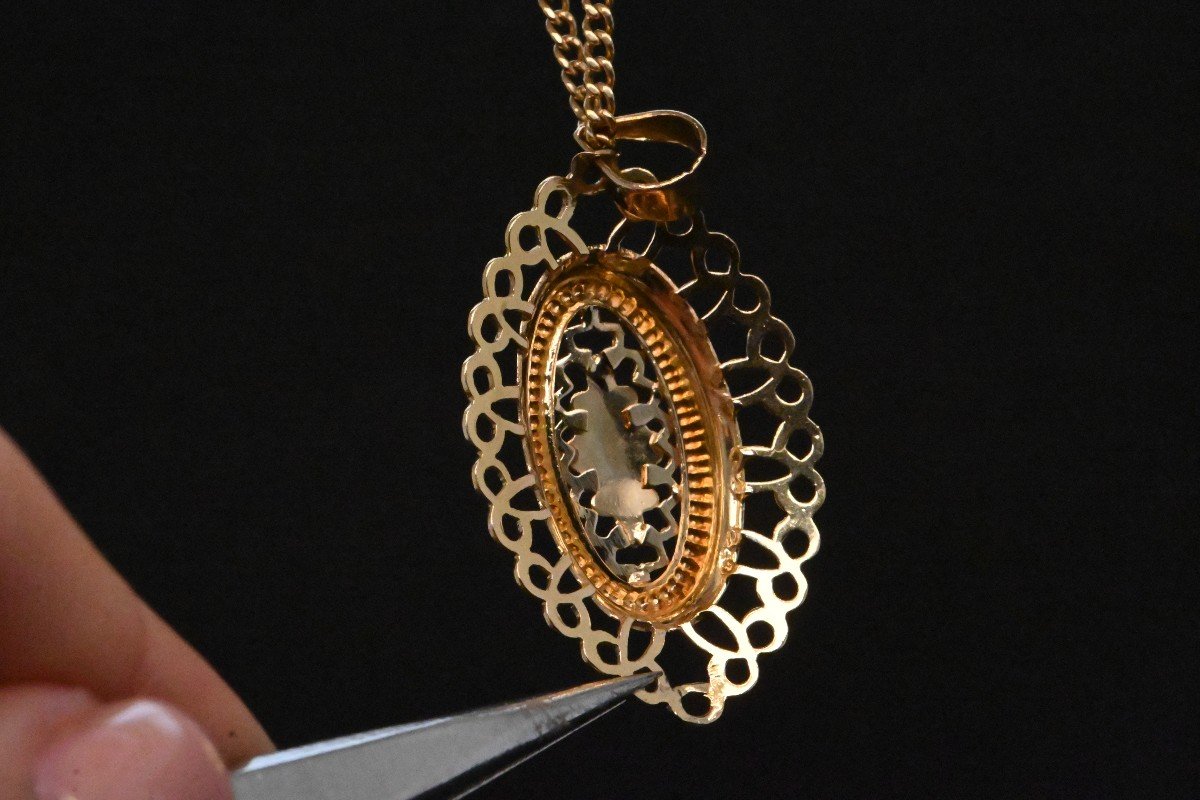 Old Medallion Pendant In 18 Carat Gold-photo-4