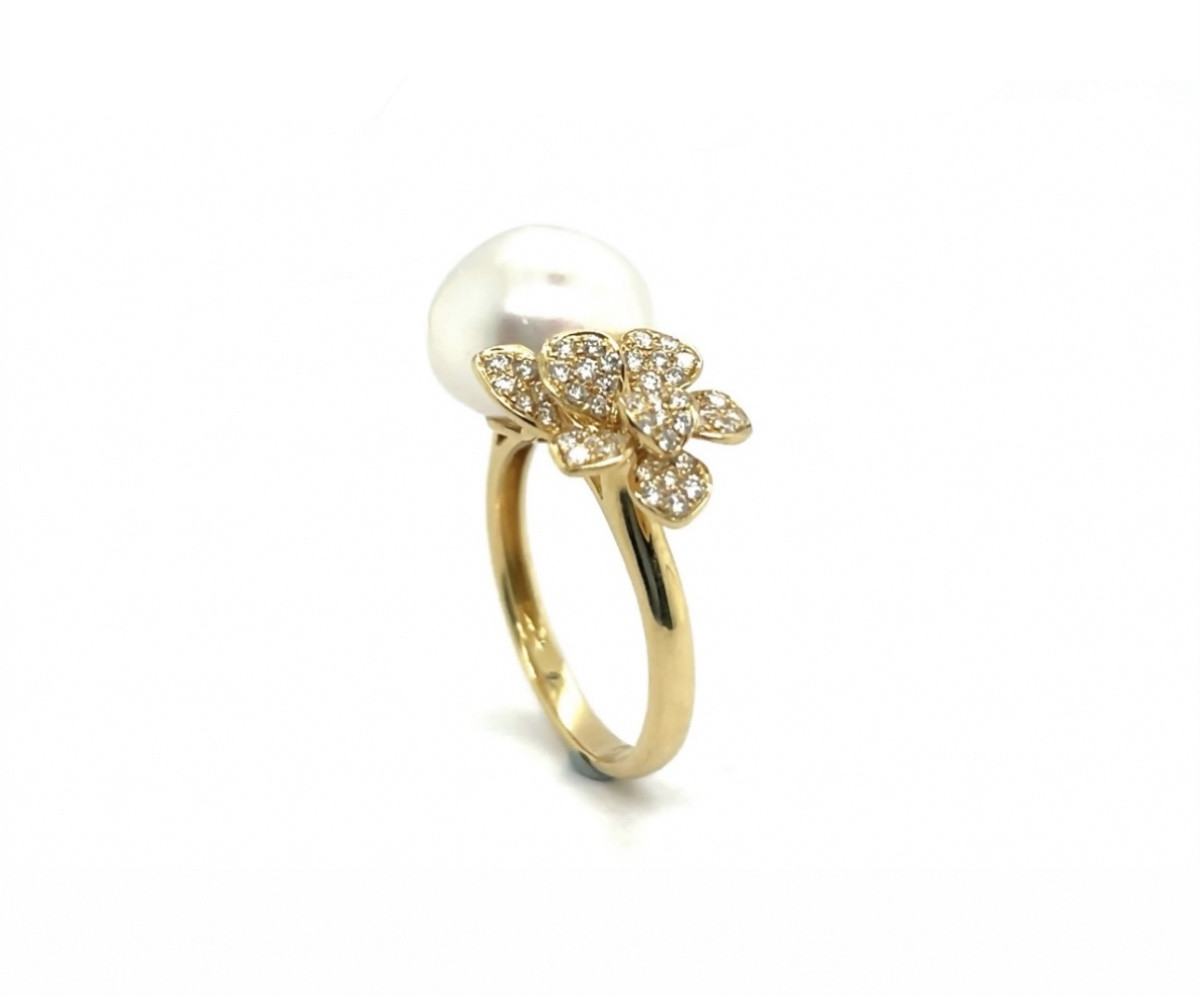 18k Yellow Gold Ring, Cultured Pearl And 0.32 Carat Diamond.