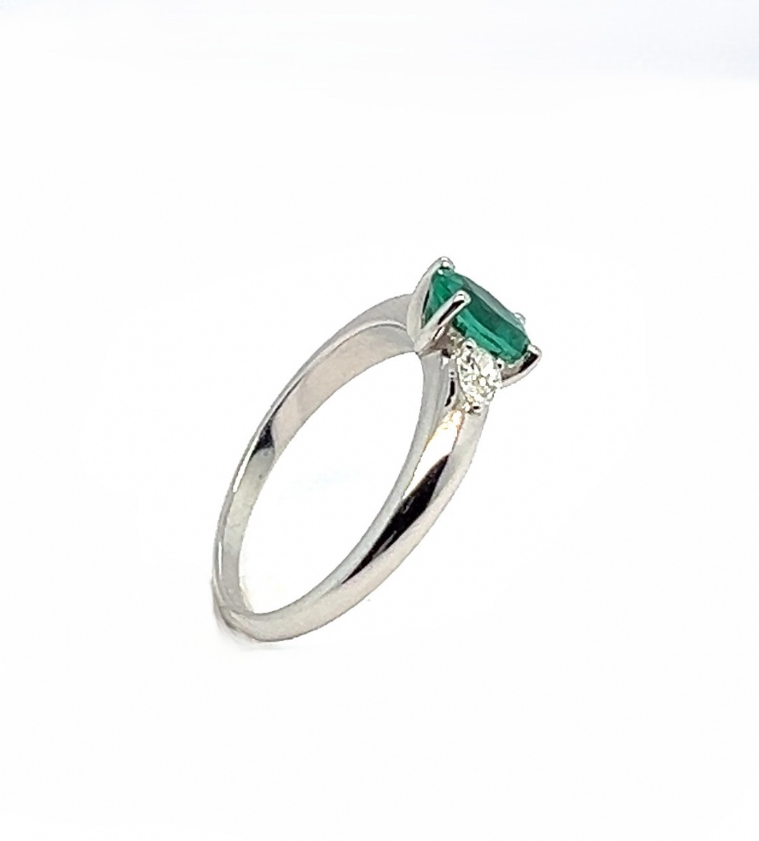 Bague en Or Blanc 18 Carats avec Émeraude de 0,81 Carat et Diamants de 0,22 Carat-photo-3