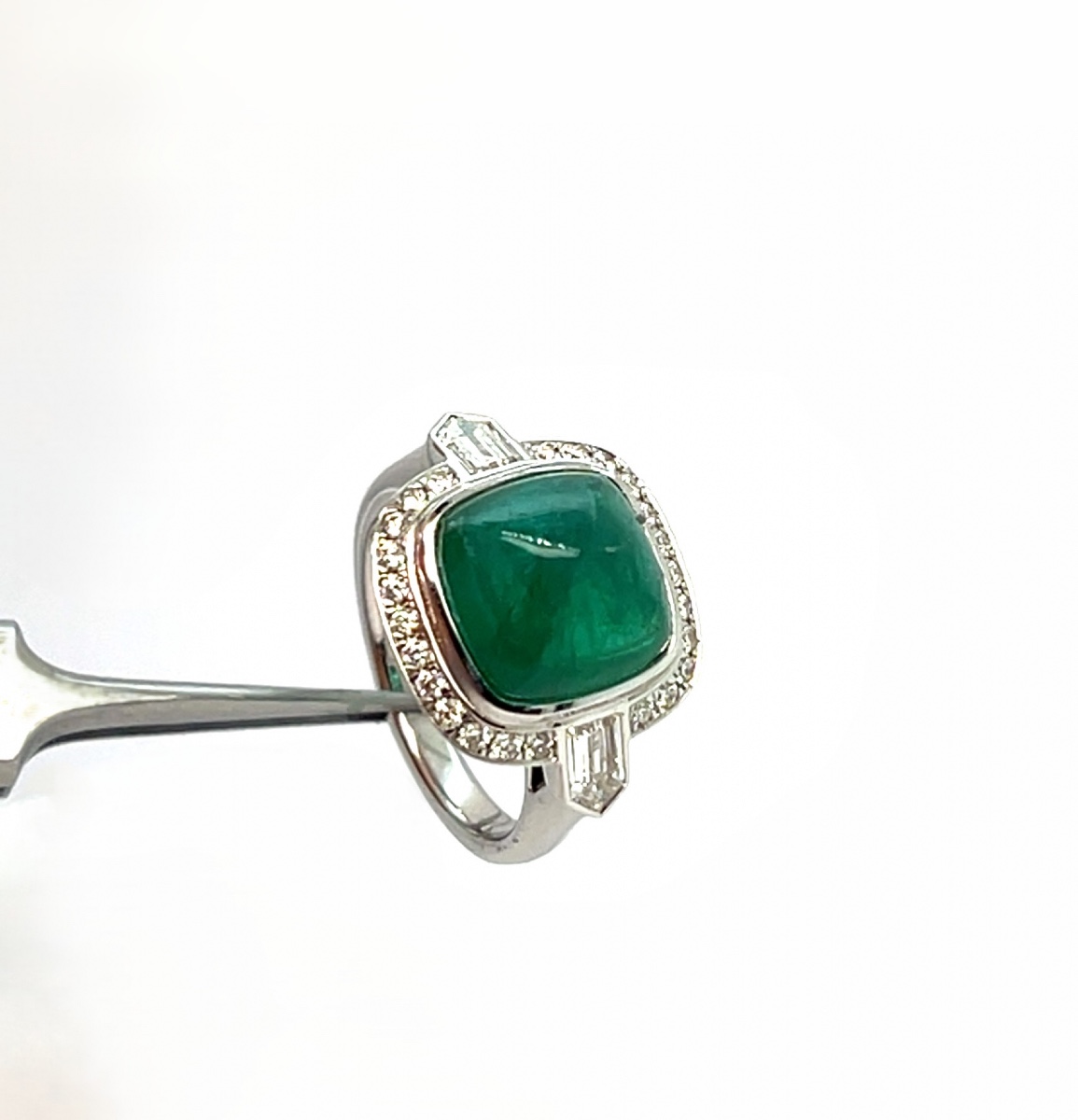 Bague en Or blanc 18 Carats avec Émeraude et Diamants