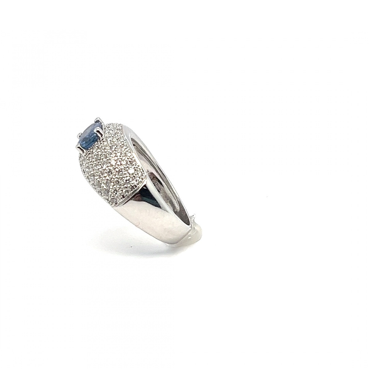 18k White Gold Cocktail Ring With Sapphire And Diamonds-photo-2