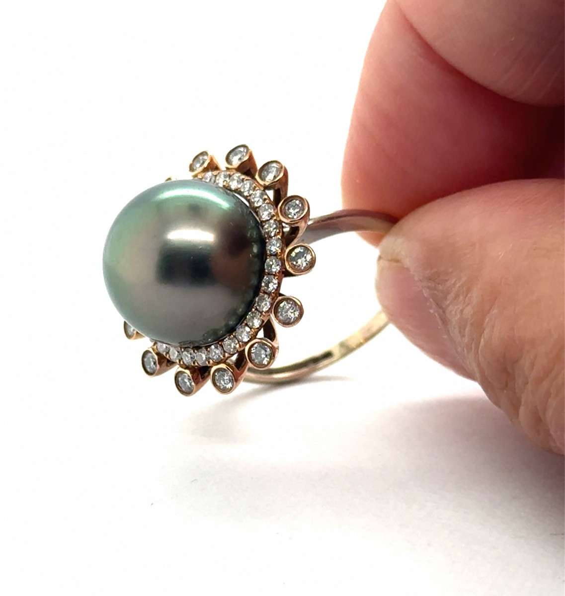 Bague Perle de Culture Grise et Diamants en Or Rose  Entourage Solaire Or Rose et Blanc 18 cara