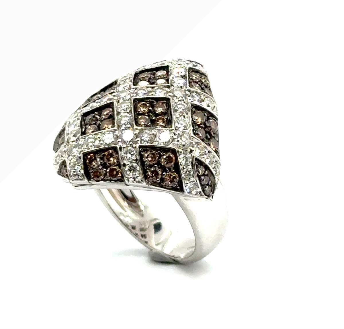 Bague dôme en or blanc 18 carats sertie de diamants blancs et diamants bruns En damier -photo-2