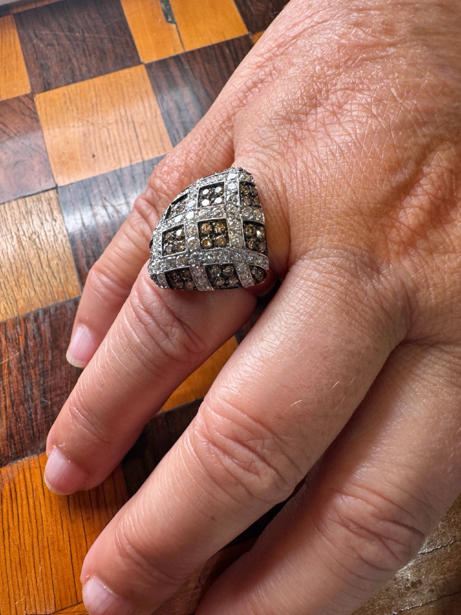 Bague dôme en or blanc 18 carats sertie de diamants blancs et diamants bruns En damier -photo-1