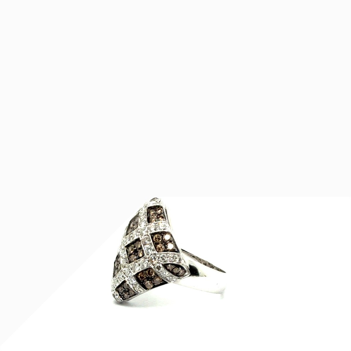 Bague dôme en or blanc 18 carats sertie de diamants blancs et diamants bruns En damier -photo-2