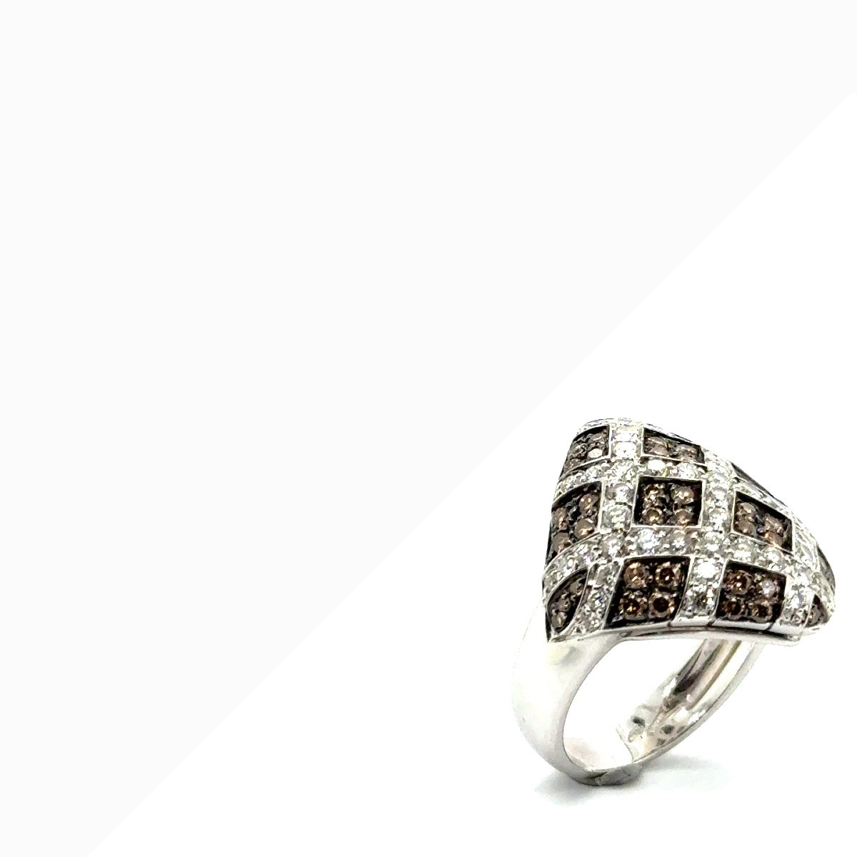 Bague dôme en or blanc 18 carats sertie de diamants blancs et diamants bruns En damier -photo-3