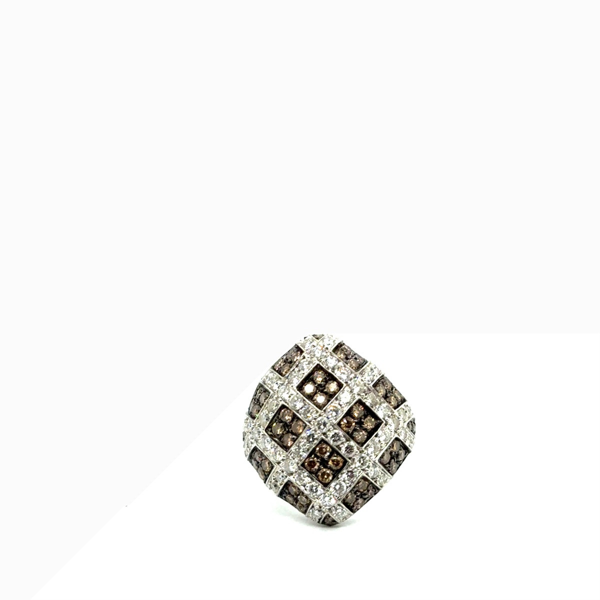 Bague dôme en or blanc 18 carats sertie de diamants blancs et diamants bruns En damier -photo-4
